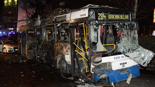 Autobus zniszczony podczas zamachu.