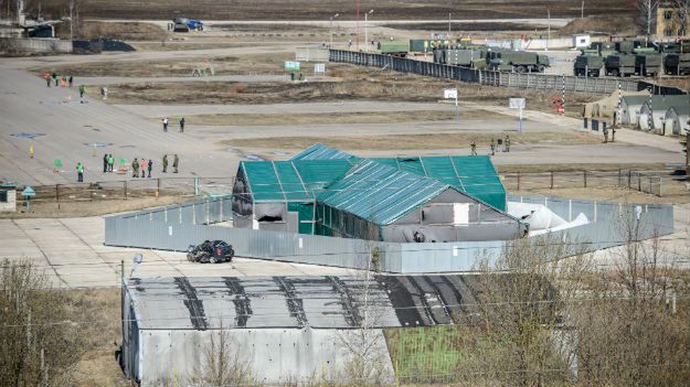 Hangar, w którym znajduje się wrak Tu-154 na terenie lotniska wojskowego w Smoleńsku