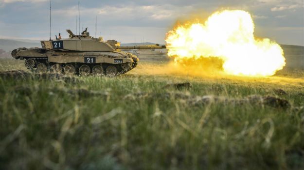 Brytyjski czołg Challenger 2 na poligonie