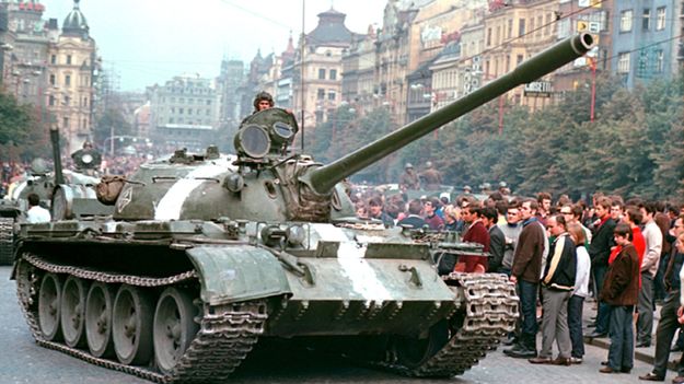 Rosyjski czołg na Placu Wacława w Pradze. Zdjęcie z 1968 roku