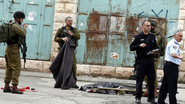 Izraelskie służby w miejscu incydentu w Hebronie.
