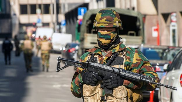 Belgijski żołnierz przy stacji metra Maalbeek