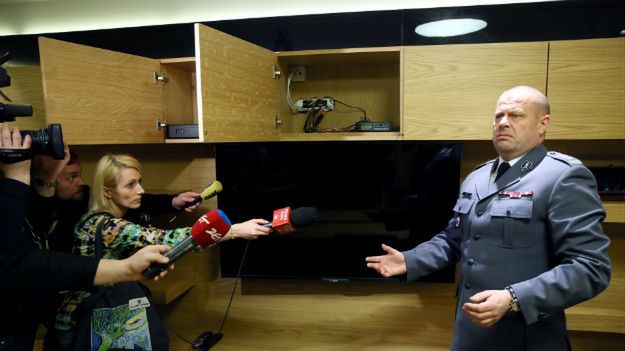 Insp. Zbigniew Maj prezentuje dziennikarzom gabinet poprzednika
