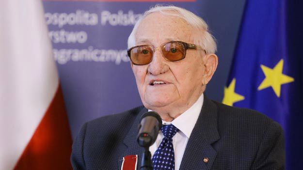 Były więzień Auschwitz i Birkenau Karol Tendera przemawia po otrzymaniu odznaki "Bene Merito"