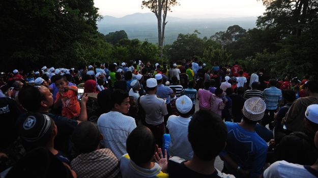 Muzułmanie oczekujący na rozpoczęcie ramadanu