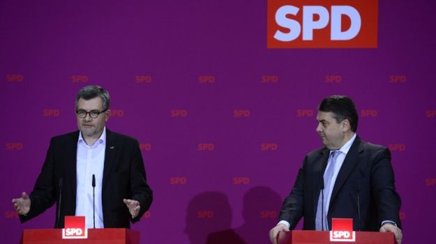 Od lewej: Dietmar Nietan i Sigmar Gabriel, lider SPD