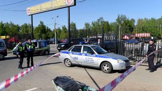 Służby przy wejściu na teren cmentarza. W walkach zginęły trzy osoby