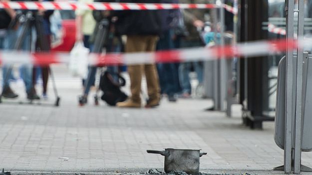 Zniszczony pojemnik, po wybuchu na przystanku na ulicy Kościuszki we Wrocławiu