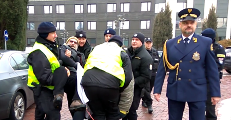 Służby porządkowe usunęły protestujących z terenu Sejmu