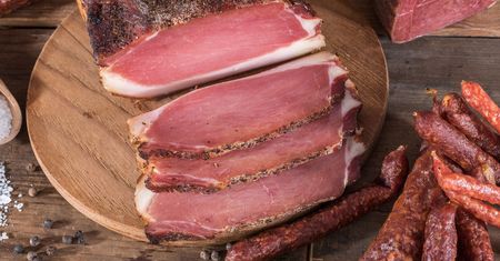 Szkodliwe substancje w wędlinach. Jakie mogą być skutki spożywania ich w nadmiarze? Wyjaśniają dietetycy