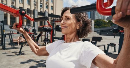Obwisłe piersi – przyczyny, ćwiczenia, zabiegi i operacje