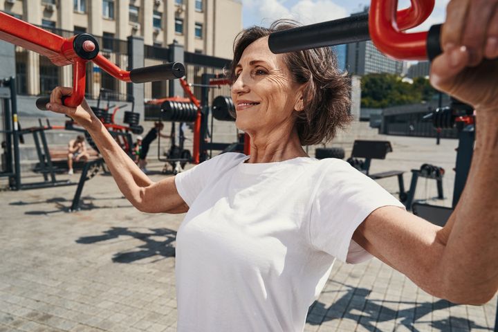 Na obwisłe piersi sprawdzą się ćwiczenia i odpowiedni biustonosz