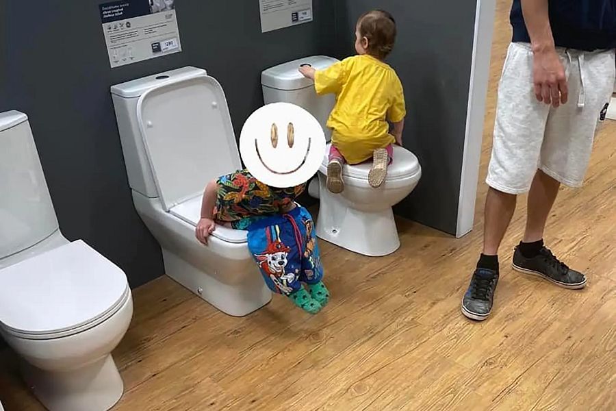 Czterolatek wypróżnił się na wystawie sklepowej. Rodzice postanowili to udokumentować