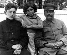 Józef Stalin - prawdziwa historia. Fatalny ojciec, gwałciciel i domowy dyktator