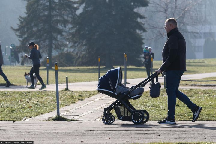 Tak zmieniają się polskie rodziny. Coraz więcej samotnych ojców, coraz mniej samotnych matek