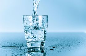 Dlaczego powinniśmy pić czystą, ciepłą wodę? 