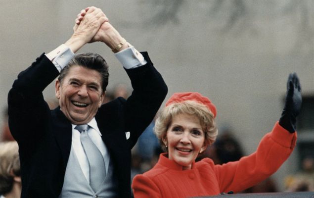 Ronald Reagan z żoną Nancy podczas inauguracji prezydentury, 1981 r. 