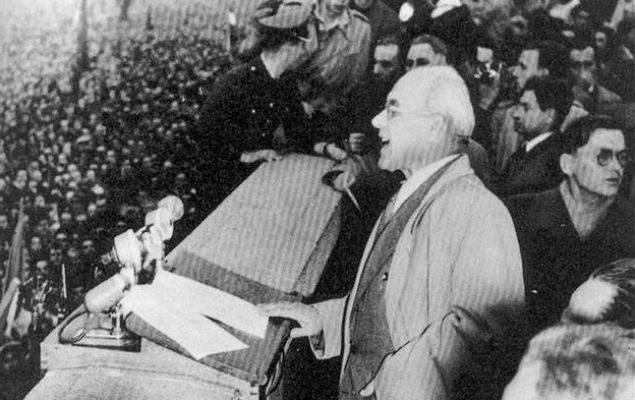 Władysław Gomułka przemawia na wiecu na Placu Defilad w Warszawie, 24 października 1956 r. > <p class= 