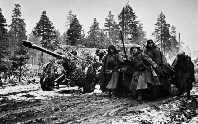 Radzieccy żołnierze Frontu Leningradzkiego z działem artyleryjskim w czasie walk pod Stalingradem, 1941 r. 
