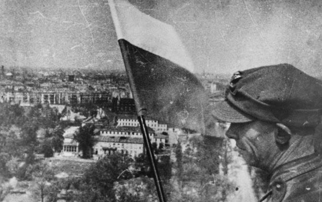 Polska flaga powiewająca nad zniszczonym Berlinem, 2 maja 1945 r. 