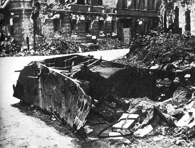 Wrak pojazdu Borgward B IV po eksplozji 