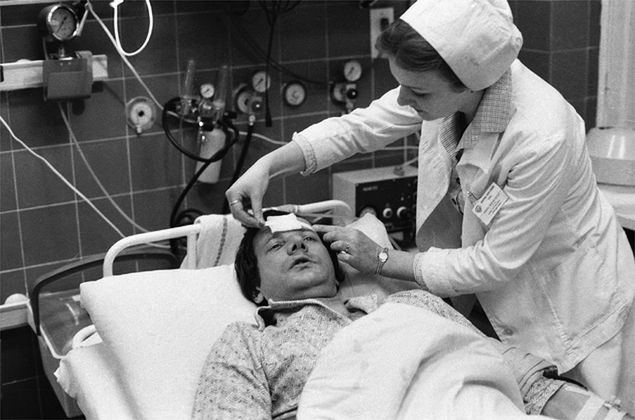 Jan Rulewski na szpitalnej sali intensywnej opieki, 20 marca 1981 r., dzień po pobiciu przez milicję 