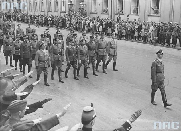 Uroczystości pogrzebowe Heydricha, z przodu idą m.in.: szef policji i SS Heinrich Himmler, za nim od lewej szef Niemieckiego Frontu Pracy Robert Ley, nowy protektor Czech i Moraw Karl Hermann Frank, marszałek polny i szef uzbrojenia Luftwaffe Erhard Milch 