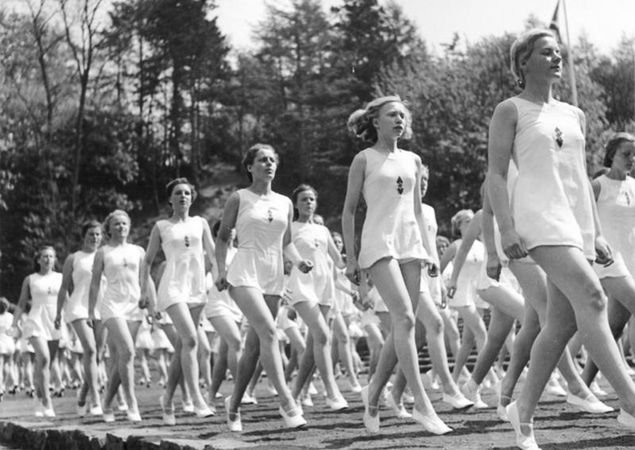 Stawiana za wzór Liga Niemieckich Dziewcząt (Bund Deutscher Mädel) podczas ćwiczeń gimnastycznych w 1941 r. 