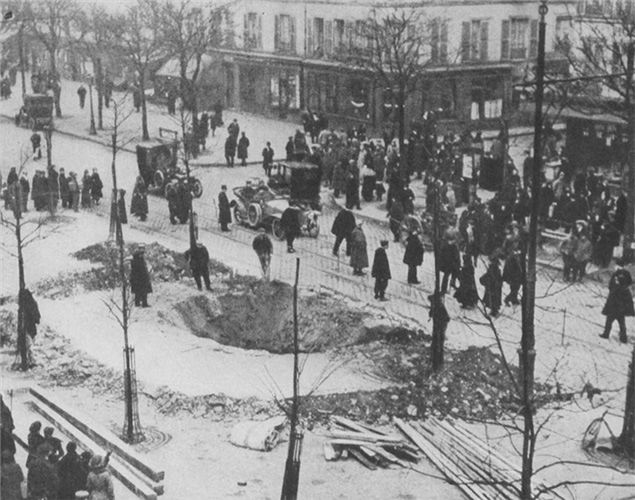 Paryż 1916 r., krater po bombie zrzuconej przez zeppelina 