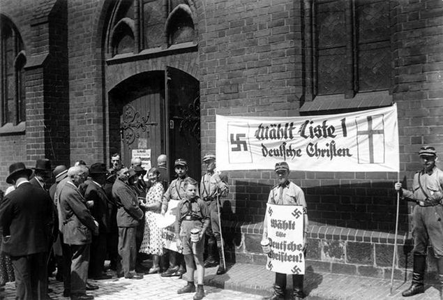 Niemieccy Chrześcijanie przed Kościołem Św. Marii w Berlinie, 23 lipca 1933 r. 