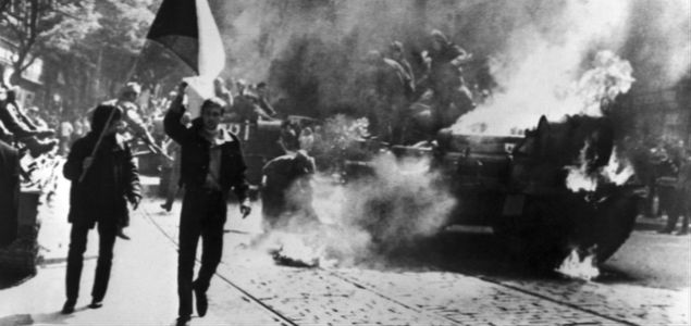 Płonący sowiecki czołg na praskiej ulicy, 1968 r. 