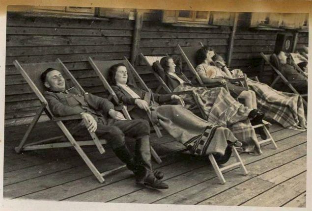 Męski i żeński personel Auschwitz podczas relaksu w Solahütte, ok. 1944 r. 