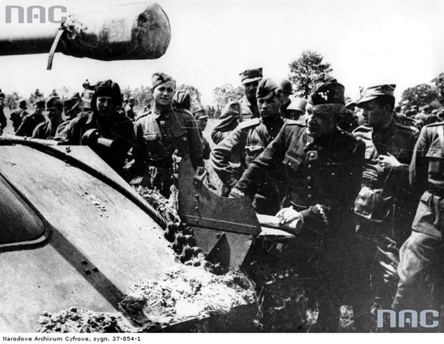 Gen. Świerczewski wśród pancerniaków 