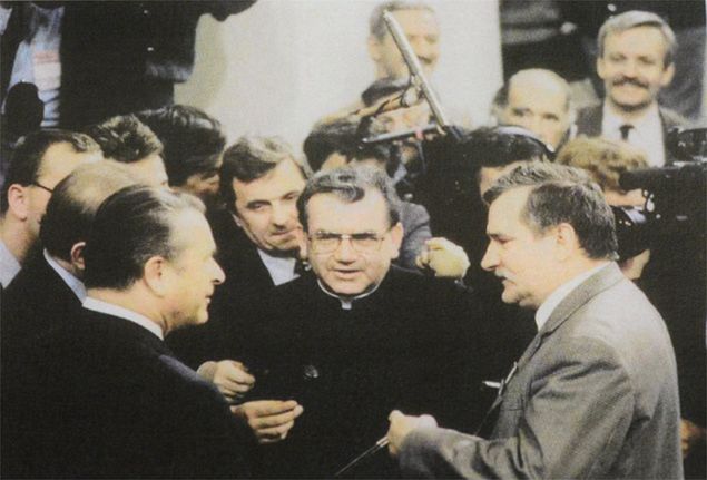 Zdjęcie przedstawiające Czesława Kiszczaka, ks. Alojzego Orszulika i Lecha Wałęsę, pochodzące z dokumentów znalezionych w domu Kiszczaka 