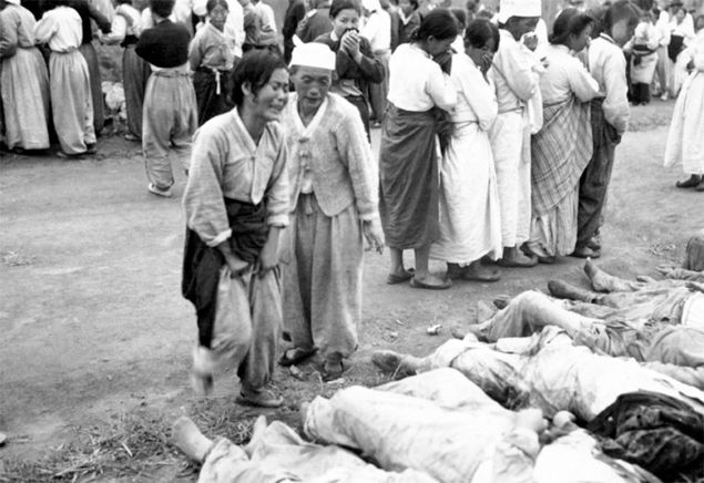 Cywile zamordowani przez armię północnokoreańską niedaleko miasta Hamhung, październik 1950 r. 