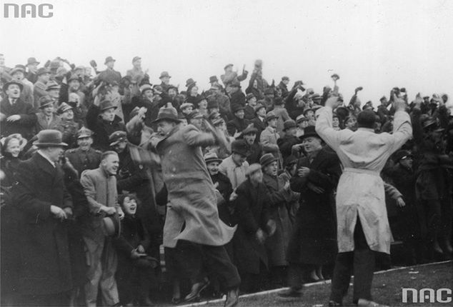 Przedwojenni kibice - polityczne i narodowe konflikty na stadionach