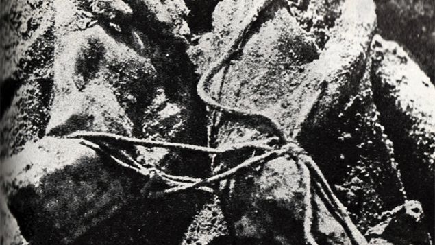 Fotografia z 1943 r. z ekshumacji ciał Polaków zamordowanych w Katyniu w 1940 r.