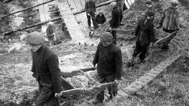 Polscy robotnicy przymusowi w III Rzeszy podczas robót ziemnych w pobliżu dworca kolejowego