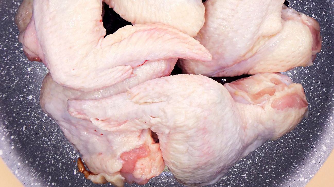 Skrzydełka kuszą smakiem, ale nie są ideałem w kategorii zdrowego jedzenia.