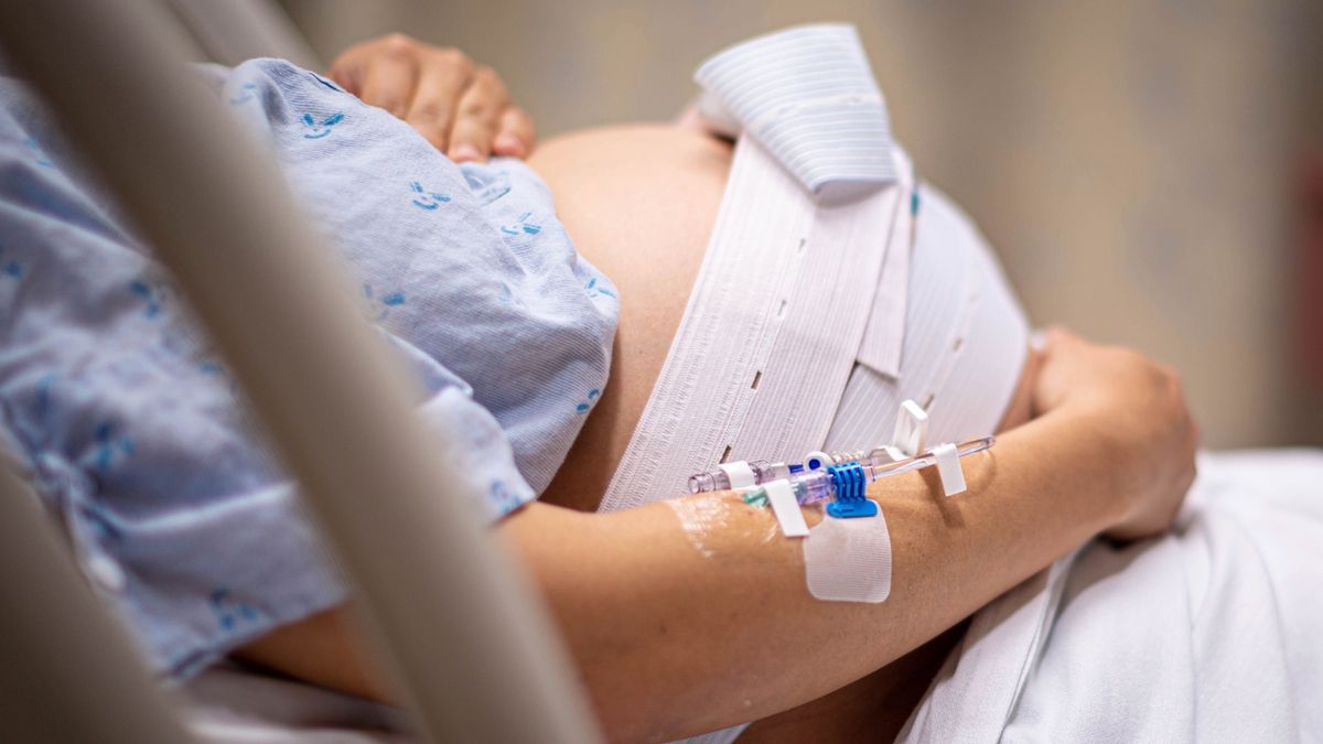 Wypadnięcie pępowiny: przyczyny i postępowanie