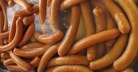 Popularne parówki z Biedronki ''Parówki z szynki Kraina Wędlin Nature'' wycofane. Wykryto groźną bakterię