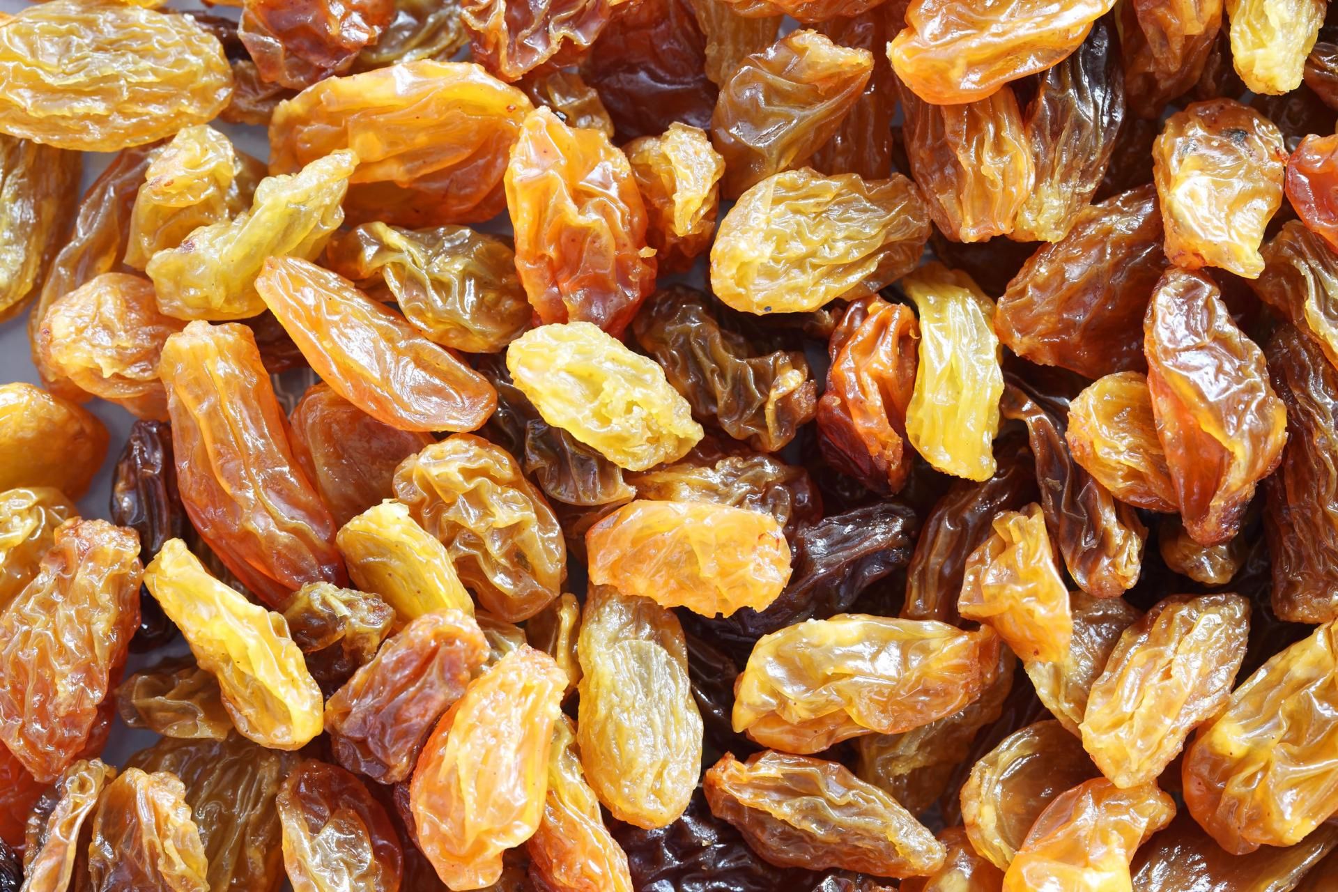 Przed spożyciem rodzynek warto je przepłukać wodą