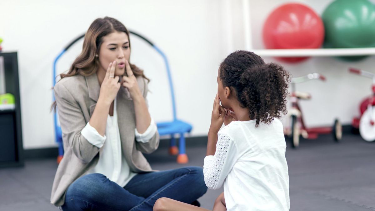 Logopeda zajmuje się przede wszystkim wadami wymowy, ale nie tylko.