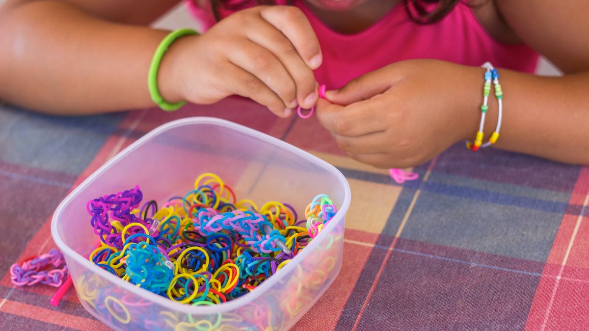 Bransoletki z gumek – charakterystyka, szkodliwe podróbki, jak kupić