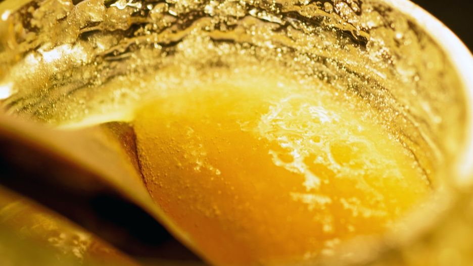 Widzisz taki nalot na miodzie? Wiele mówi o jego jakości