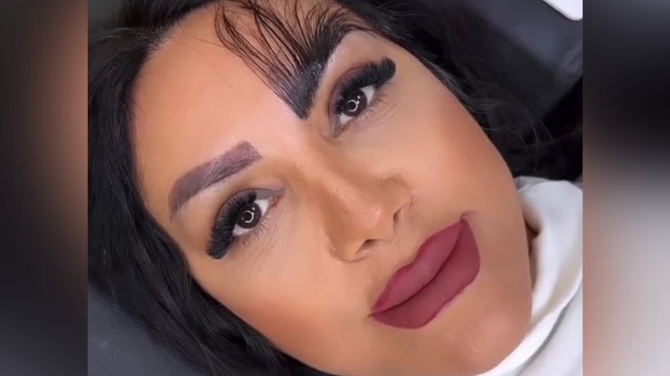 Nowy trend na TikToku - przedłużanie brwi. Wygląda naprawdę groteskowo