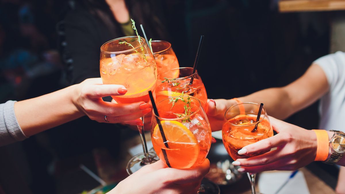 Aperol Spritz - kto nie zna tego słonecznego, kojarzącego się z relaksem i wakacjami drinka?