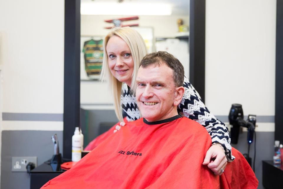 Fryzjerka wyczuła guzek na głowie klienta. Uratowała mu życie