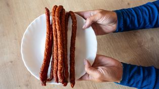 Kabanosy – pożywna przekąska czy pułapka dla wątroby? Jest haczyk