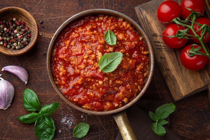 Sos bolognese to jeden z najbardziej znanych mięsnych dodatków do makaronu